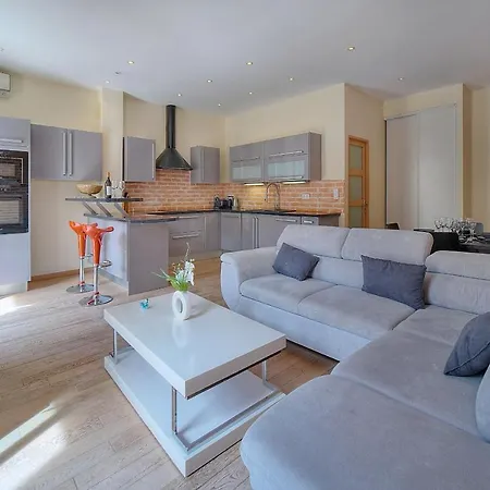 Moderne 3 Pieces Idealement Situe Centre De L! A2b22 Apartment